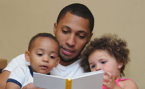 dad-2-toddlers-reading_505x